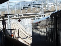 諫早駅までたった８分。
駅を出るとすぐに急勾配とカーブ。
発車を見送ります。