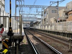 穴守稲荷駅を出た京急は、
羽田空港に向けて再び地下に潜る。

大鳥居－穴守稲荷　徒歩　０円