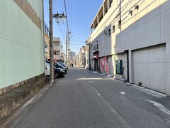さらに歩いて、セメント通りに到着。
もともとは川崎のコリアタウンですが、
近年、コリアタウンとしてのお店は衰退。