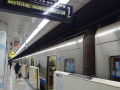 福岡空港から地下鉄で２駅５分。博多駅へ移動。
この車両、外見も内装も日本中で一番好きな地下鉄なんです。
