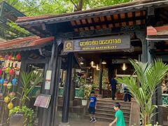 おなかがすいたのでお昼ご飯を食べようとGoogleで口コミのいいお店に行きましたが、ローカルすぎて腰が引け、近くにあったこぎれいなレストランにしました。
Quán ăn ngon Sài Gònというお店で、東南アジアっぽい外観が素敵です。