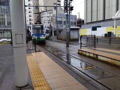 「福井鉄道福武線の福井駅停留場」レトロな列車が路面電車で走ってます。バスロータリーの一部に引き込まれて線路がひかれています。