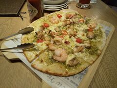 夕食はモリタウン内にある「MORIPARK Cafe LOCAL TAVERN 」
ピザ・野菜サラダ・リゾット・パスタを皆でシェアしました。