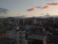 7:10 部屋からの眺め。東山に日が昇る。
