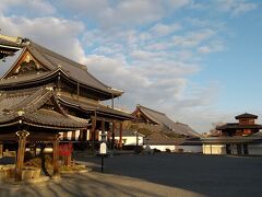 8:05 隣の興正寺へ。
奥には西本願寺の御影堂、阿弥陀堂、飛雲閣。
朝日を浴びて神々しい。