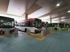 続いては シンガポール団地の総本山 TOA PAYOH（トアパヨ）

路線バスのハブにもなっているので 発着場もこの通り。ターミナル全体にいくつバス停があるのやら。

https://goo.gl/maps/U2VhfyUD6MrwJWjD8
