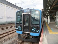 橋本駅から相模線に乗って茅ヶ崎に向かいます。
相模線の車両は古い車両のイメージでしたが、新型車両のE131系電車に置き換わっていました。
先頭車前面の水玉模様は湘南の海と波の水しぶきを表現しているとか。