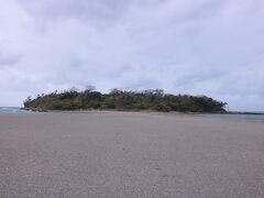 沖ノ島は、面積約4.6ha周囲約1kmの陸続きの小島（陸繋島）だそうです。
この砂浜の奥の茂みの所が沖ノ島です。