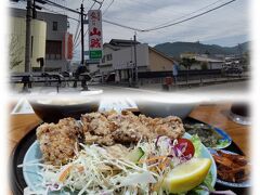 山賊
塩尻市大門にあるご当地グルメ山賊焼きの元祖、鶏の骨付きのむね肉やモモ肉をニンニク醤油ダレに付け込んで揚げたもの。
写真はCランチ、小鉢が付いて1320円。
A～Cがあり山賊焼きのサイズにより呼称が決まる。(Aが特大、Bは大、Cは中)。
ライス最初の一杯が無料、Cですら手ごわい大きさで当分鳥唐いらない。
若い衆にはお得な店かも知れない。
カラッと揚げられた山賊焼きは美味しかった、5段階評価で☆三つ。

夜は居酒屋で昼は曜日限定でランチ営業。
所在地　/　長野県塩尻市大門7-10-1

そろそろ泡の湯のチェックインは15:00、そろそろ国道158線(野麦街道)を山に向け走り出す。