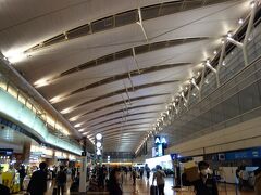 羽田空港第２ターミナル。
コロナまっさかりの去年に比べて増えてきました。
でもまだまだ、かな。