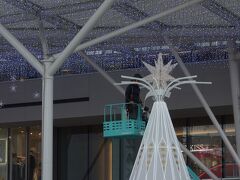 駅前の商業施設「アミュプラザ」はクリスマスの飾り付けの真っ最中。
ツリーのてっぺんの作業中。