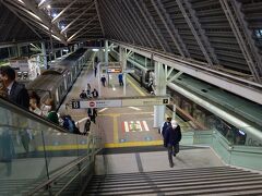 小田原駅でさっき抜かれたロマンスカーに追いつく。
小田原から先の箱根登山線は単線なので行き違い待ち合わせの関係でこうなることもあります。
