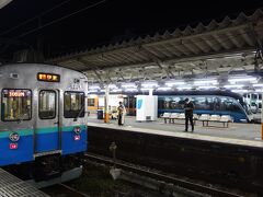 上りの電車は動いてるみたい。
サフィールだ。
と、やはり東京からの１８：０４の直通伊東行きは運休。
この１８：３０の電車が先発になりました。
伊東駅で４０分も待つことに。まあ、これくらいですんでよかった。
と、運転再開したみたい。遅れの東海道線が到着したのを受けて発車。