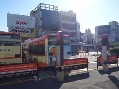 伊東駅のバスのりば。
お尻が並ぶタイプ。
最近は少ないかなあ。