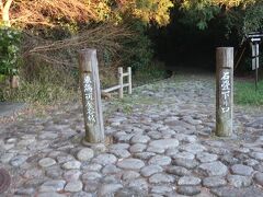 少し進むとこちらには東海道金谷坂の石畳の下り口があります