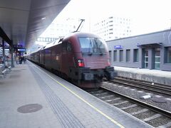 フェルトキルヒ駅に到着。
20分以上遅れました。標高が大分上がった為にチューリッヒよりかなり寒く、気温は1℃。