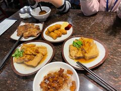 人が沢山並んでた魯肉飯のお店。
最初に台北で食べたお店より好きかも！