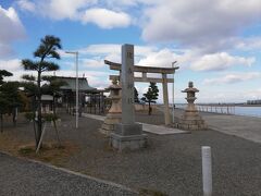 公園のすぐ目の前には 住吉神社が奉られています 。 ここまで来ると なんとなく海に近いと言うか 七里の渡しの雰囲気が出てきているのがわかります。 ここから七里の渡しまでもうすぐです。