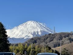 鮎沢PAから見える富士山。
みんな、写真撮ってました。
まぁ、撮るよね。
私も、鮎沢に寄るとよく撮ってます(^^ゞ。