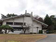 本間美術館
https://www.homma-museum.or.jp/
本間美術館は、江戸時代は豪商として、明治時代以降は日本一の地主として知られた本間家が創始者となり、昭和22(1947)年に開館した美術館です。

TOHOKU MaaSの庄内共通周遊とくとくパスは此処で使い切る事に。
加茂水族館、致道博物館、本間美術館とそれぞれ入館料を支払うと2800円になりますが、パスを事前に購入しておくと3施設(選べて)1800円で済みます