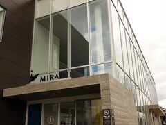 ミライニ
https://miraini-sakata.jp/
ミライニは、令和2(2020)年にオープンした酒田市立中央図書館、酒田駅前観光案内所、広場、市営立体駐車場、バスベイから構成される公共施設です