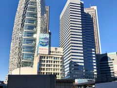 「新宿駅」の西口辺りのバス停に停車。
目の前「東京モード学園」のコクーンタワーはインパクトあるわ～。