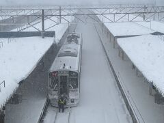 13:12　雪しぐれの中、青森駅 3番線に到着。
増結かな？　貫通扉あけて なんかやってる。