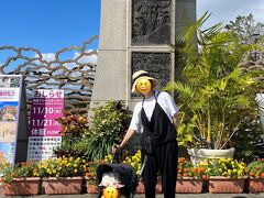 朝ごはん後は車で海洋博公園へ。
恩納村にあるホテルから1時間15分ほど。
11月の下旬、お天気に恵まれたこともあり、半袖じゃないと暑いくらいの気候。
