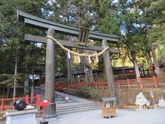 大猷院の受付と並んでる二荒山神社へ参拝します
神社なので閉門なし拝観料なし（建前）
本殿の戸締りあるし神苑は拝観料２００円でした