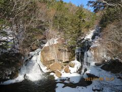 雪景色の、いろは坂を上りながら中禅寺湖経由で竜頭の滝まで1時間くらいでした。
路線バスの運転手さん運転が上手ですよね。あの大きな車体を、くねくねカーブで操るのですから。
どっかり降った雪が道々残っておりました。凍ってたというか・・・
