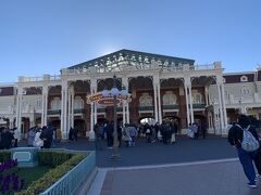 東京ディズニーランドにやってきました。荷物検査、ゲートを通ってパークに入ったのは９時です。ワクワク割チケットを取りました。