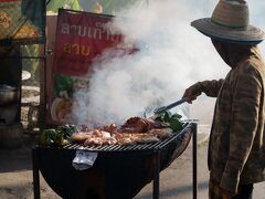 南へ移動しチェンマイ門の近くです。モクモクと煙を出して肉を焼いていました。