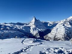 ロートホルン・パラダイス(3,103m)からの眺め

ここからのマッターホルンが

一番角度的に美しいと思います

この日は晴天ですが気温が低くて

写真を撮っていると

凍傷になりそうでした

おまけにビデオまで素手で撮ったので

治るのに3日ほどかかりました(アホやん)