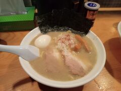 富山初飯は「ラーメン 幵（けん）」さんです。主人も私も「煮干しラーメンDX」にしました。麺は中太か細麺か選べます。スープは、煮干しの風味が効いていて美味しかったですです。