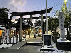 城内にある荘内神社で初詣
全国のお城にある神社はたいていかつての藩主を祀るものであるがこちらも庄内藩主酒井家を祀ったものである