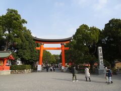 宇佐駅からバスで宇佐神宮へ。奈良時代の道鏡事件で知られる由緒ある神社です。