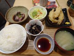 大分駅に移動して夕食。駅ビルのお店で、大分名物のりゅうきゅうととり天の定食を頂きました。