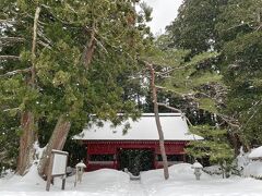 靴下不快だけどイザ出発
ここから先は月山を越え湯殿山まで神域となる随神門