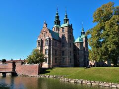 Rsenborg Slot（ローゼンボー城）

クリスチャン4世が夏の離宮として建てたオランダ・ルネサンス様式の建物。現在は、王室コレクションを展示する博物館として一般公開されています。