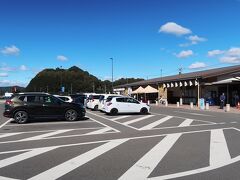 「道の駅 笠岡ベイファーム」（笠岡市カブト南町）に到着しました。平日にも関わらず沢山の車が停まっています。

しかし･･････