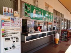 「ひまわりカフェ」の「魚々棒」（300円）のポップに惹かれ自販機で食券を購入します。