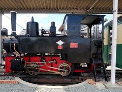 機関車は鬮場駅《くじば駅》で使用されていたターンテーブル（転車台）の上に乗っています。