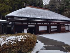 こちらの茅葺屋根の古民家は坂本善三美術館。
日本で唯一の全館畳敷きの美術館の建物は、明治5年に小国町下城に建てられた古民家を移築したもの。