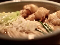 夜ご飯は、和醸良麺 すがりのラーメンです。
濃いめのラーメン。疲れた体にしみました。美味しかった！！
店外に6人並んでおり「待とう」と決心したのち、見えない店内でざっと20人は並んでいました。1時間半待ち。