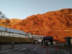 夜が明けた。赤く染まる山肌。
時刻は6:30。