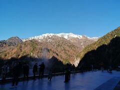 別世界～。
うぁーお、美しい雪山。雲一つないない青空～。
標高1508m。寒ーい。