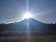 14：40頃出発しお次は今回のメインイベント、ダイヤモンド富士がみえるスポットへ向かいます。
花の都公園の駐車場にバスを停めてそこから歩きます。
こちらの公園では、11月末～1月中旬位までダイヤモンド富士をみる事ができるようです。

到着すると、本格的なカメラを持った方々がたくさんいらっしゃいました。
