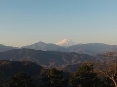 8:00、高尾山頂に到着しました。今日の富士山はとってもくっきり見えます。