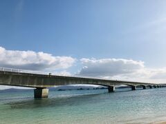 古宇利島大橋を下から撮ってみました笑
下から見ても海がホントに綺麗