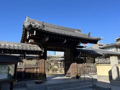 待ち合わせのレストランに行く途中の京都の知恩院、東京の増上寺を本山とする浄土宗のお寺『一行院』